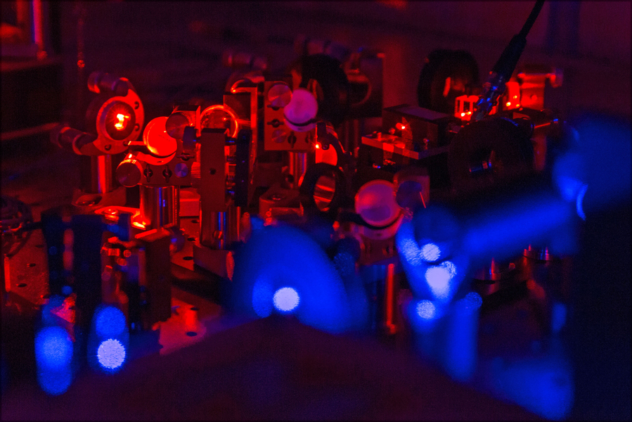 Lasers of different colors are used for cooling and capturing dysprosium atoms