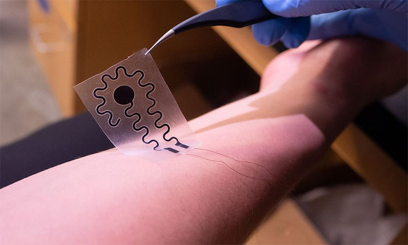 Soft, stretchable electrode recreates sensations of vibration or pressure on the skin through electrical stimulation