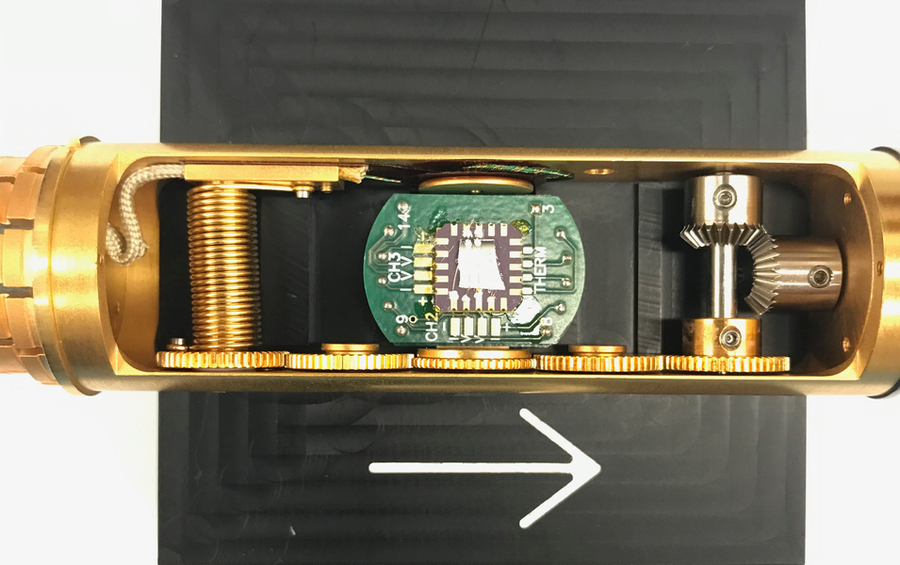 device that measures the film’s quantum oscillations when an electric current is sent through, under a magnetic