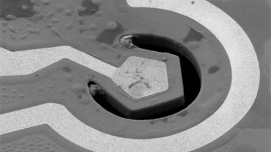 scanning electron microscope image of a resonator device